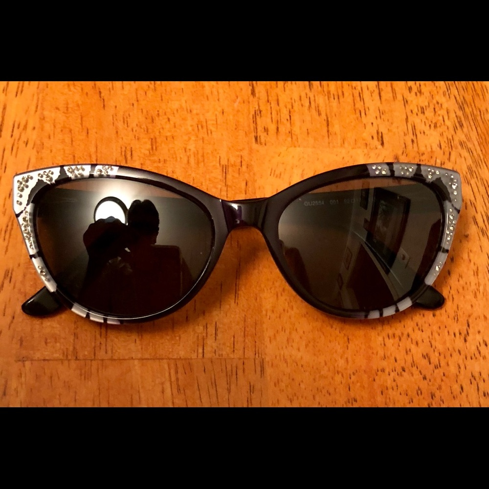 Guess eyeglass or sunglass frames